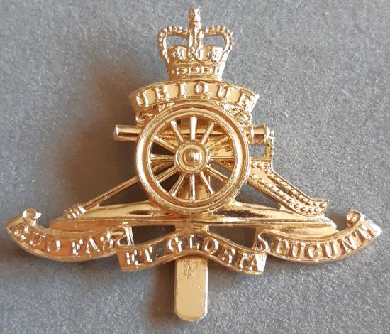 BRITISH - Royal Artillery Q/C Anodised Hat Badge (KK1937)