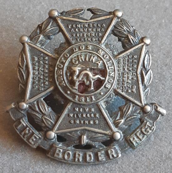 BRITISH - The Border Regiment White Metal Collar Badge (Churchill 943)