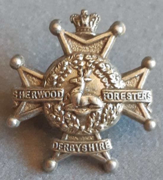 BRITISH - 2nd Notts Rifle Volunteers QVC White Metal Collar Badge (Churchill 1270)