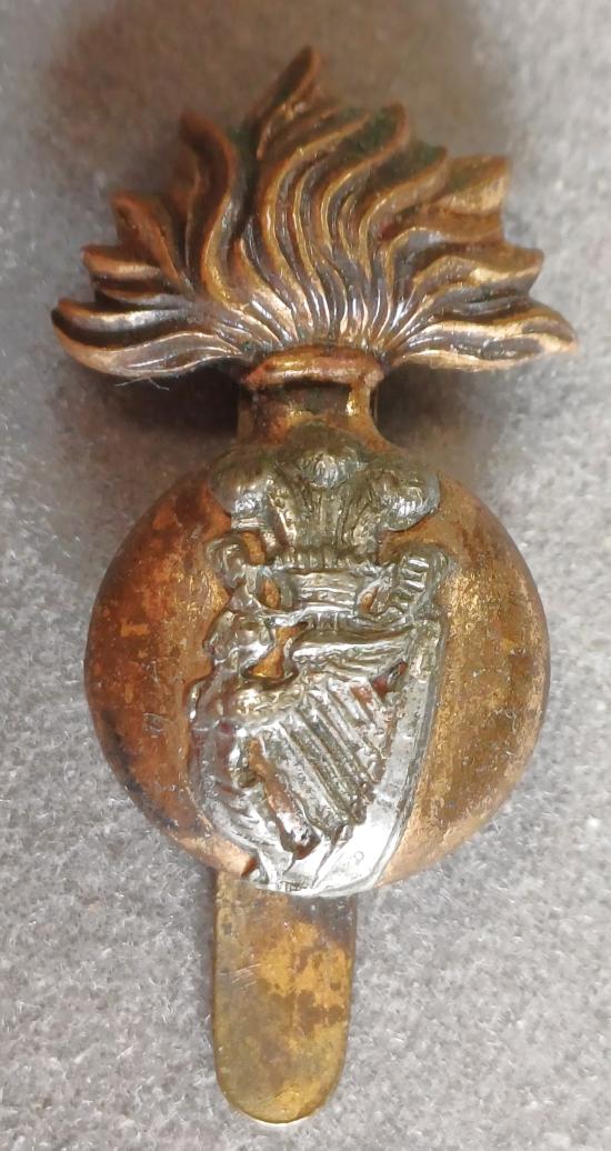 BRITISH - Royal Irish Fusiliers B/M Grenade Badge (Small) (KK694)