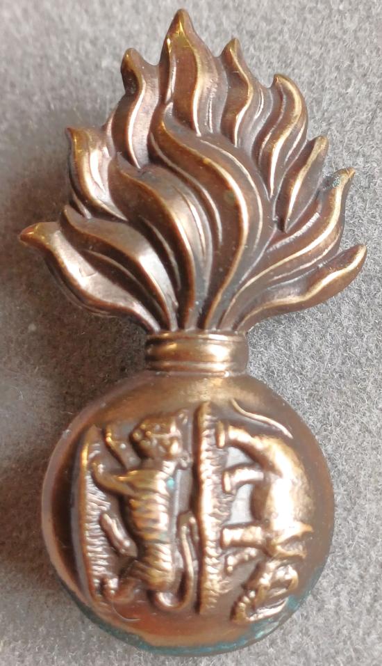 BRITISH - Royal Dublin Fusiliers Bronze Collar Badge (Churchill 1885)