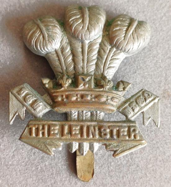 BRITISH - The Leinster Regt. Bi-Metal Hat Badge (KK 699)