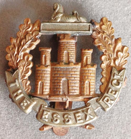 BRITISH - The Essex Regt. (8th Territorial Battalion) Bi-Metal Hat Badge (KK 1739)